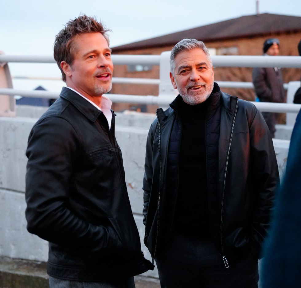 Brad Pitt y George Clooney en la locación de Wolves el 13 de febrero de 2023 en la ciudad de Nueva York.