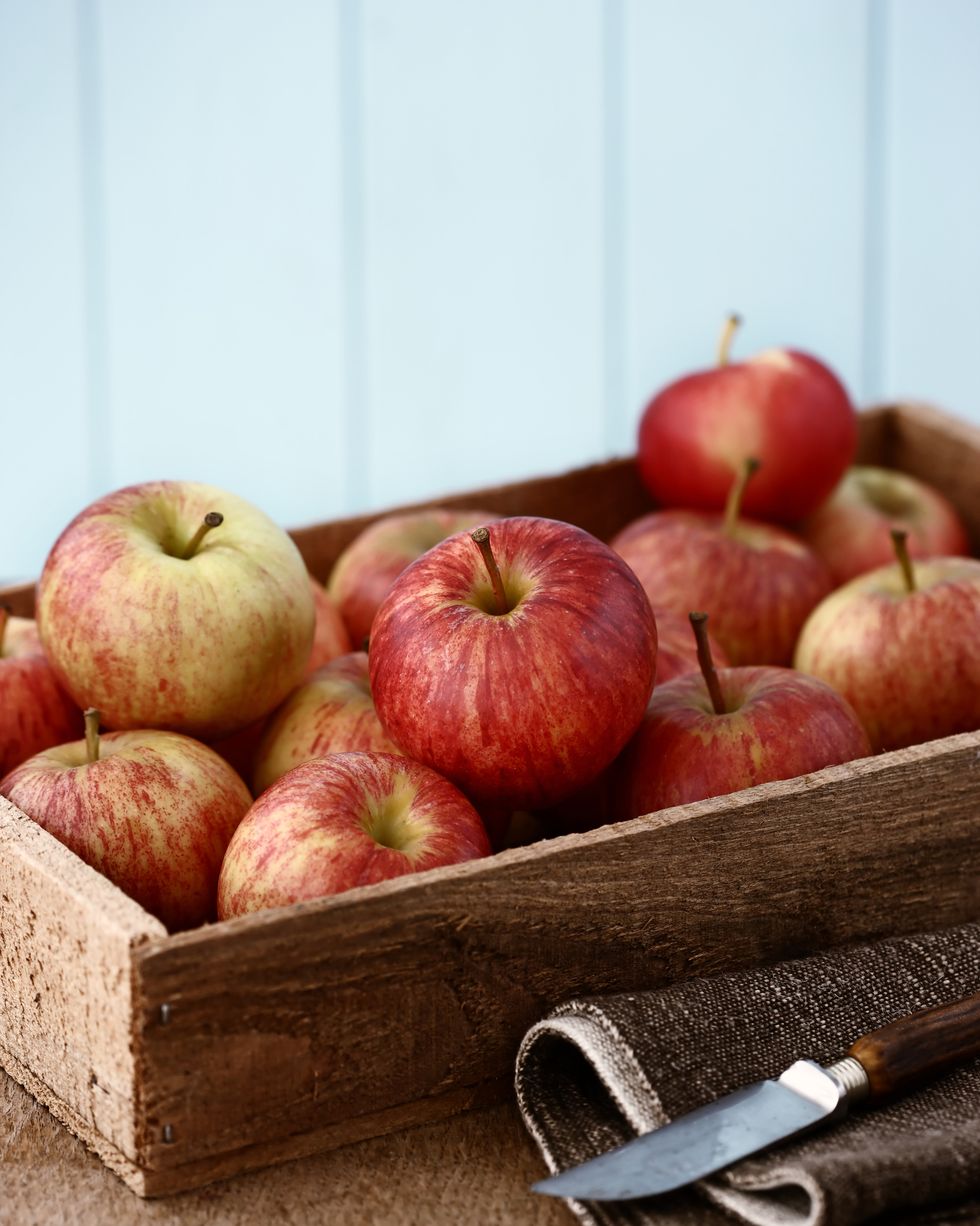 braeburn apples in wooden punnet
