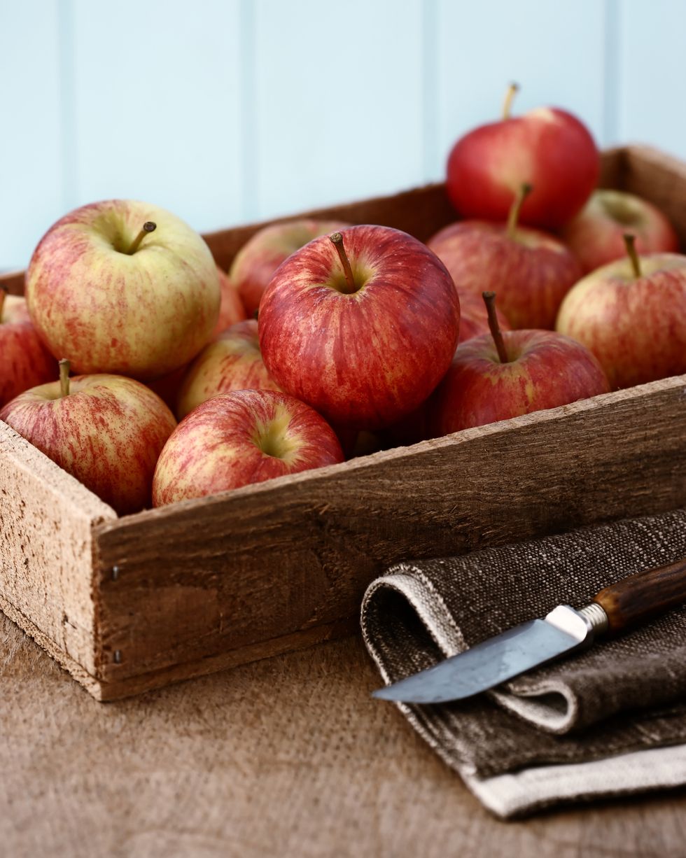 braeburn apples in wooden punnet