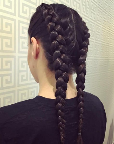 Hairstyle, Braid, T-shirt, Style, Neck, Hair accessory, Long hair, Pigtail, French braid, Knot, 