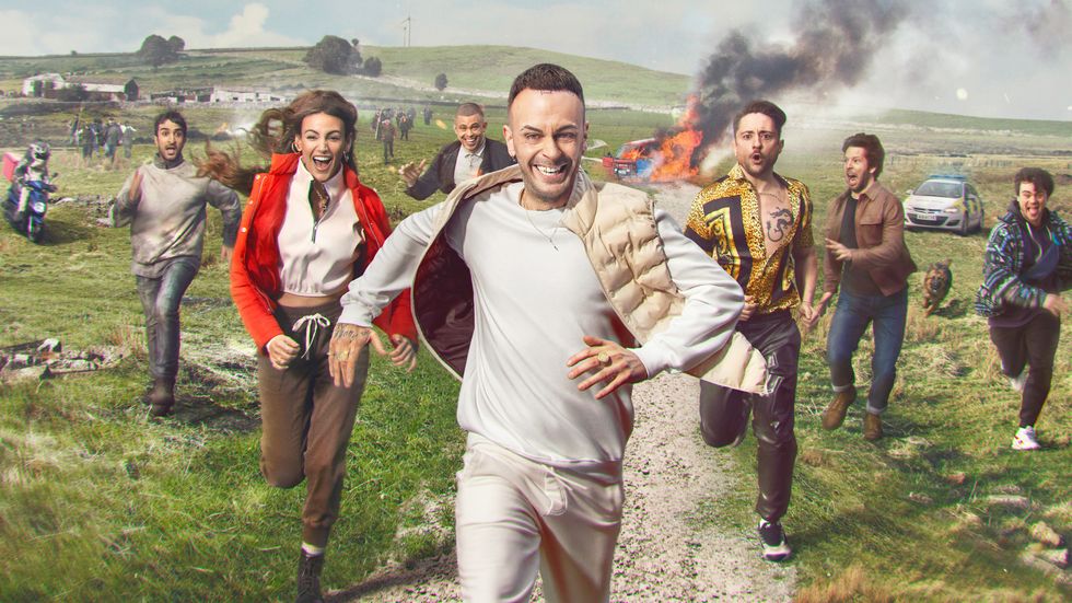 Póster artístico de la temporada 3 de Brassic que muestra al elenco principal corriendo por un campo lejos de un incendio