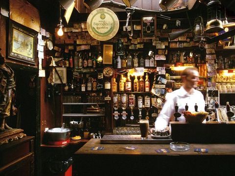De historische Brazen Head pub in Dublin opgericht in 1198 noemt zichzelf de oudste pub van Ierland Literaire fans zullen de pub herkennen als verschijning in Ulysses het modernistische boek van James Joyce over het leven van de Dubliner Leopold Bloom