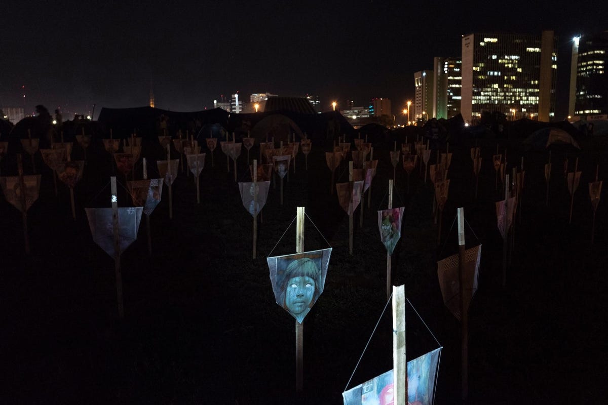 Met deze kunstinstallatie in de Braziliaanse hoofdstad Brasilia werden de inheemse bewoners herdacht die in 2019 in Brazili zijn vermoord De manifestatie viel samen met een jaarlijks protest in Brasilia waarbij inheemse bewoners uit heel het land oproepen tot een betere bescherming van hun stamgebieden en rechten