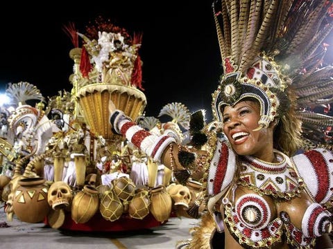Carnavalsvierders, Rio de Janeiro Een carnavalsoptocht in Rio de Janeiro bestaat uit fantasierijke praalwagens en artiesten in kostuums Veel landen zwelgen in plezier voordat het sobere vasten aanbreekt Rio is een van de grootste bacchanalen ter wereld