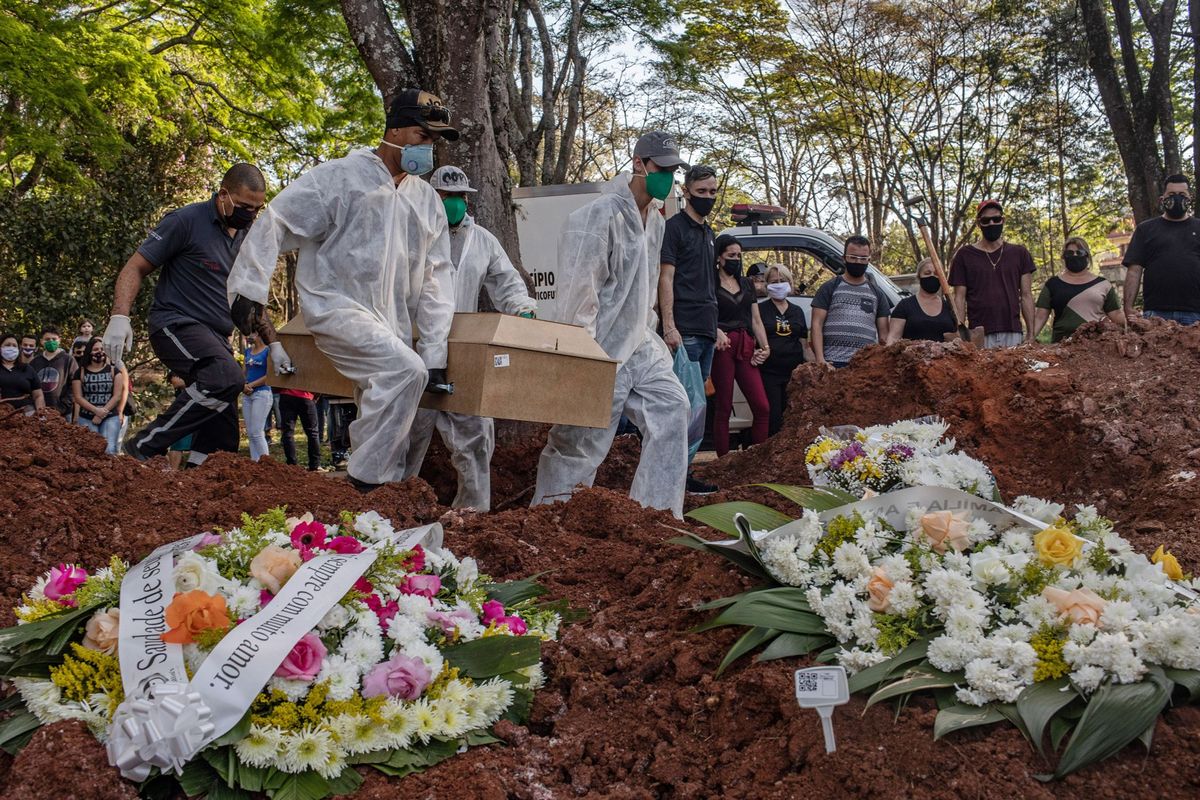 Op het kerkhof van Vila Formosa in So Paulo Brazili begraven grafdelvers op 7 juli 2020 iemand die aan het coronavirus is overleden