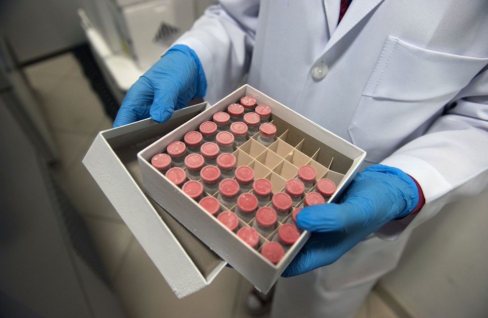 Een laborant van het Instituto DOr de Pesquisa e Ensino IDOR toont een container met daarin doses van ChAdOx1 een kandidaatvaccin dat is ontwikkeld door de University of Oxford