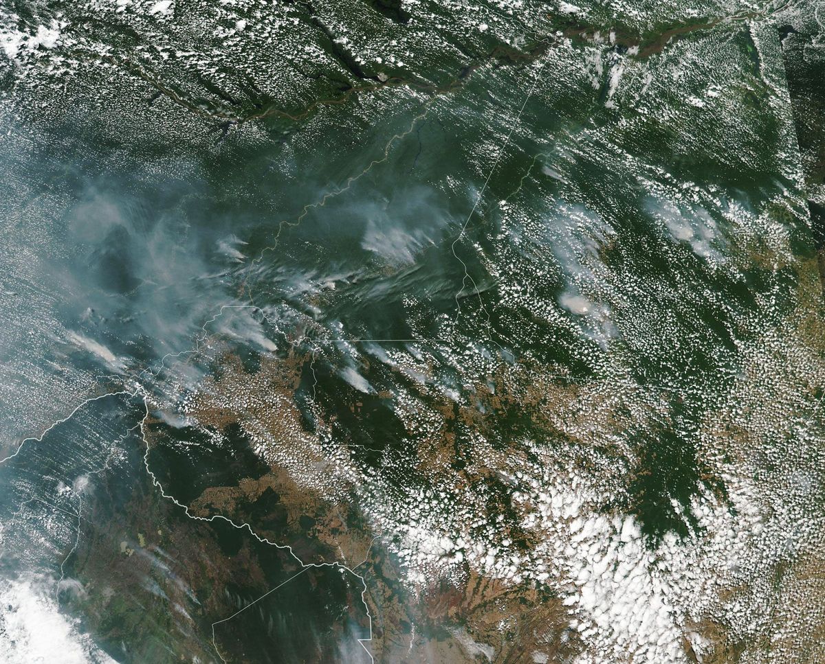 Op deze satellietfoto van NASA is rook te zien van de bosbranden in het Amazonewoud