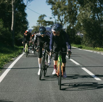 twee wielrenners spelen op de weg