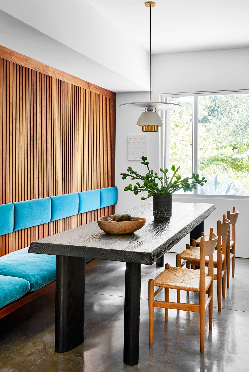 breakfast nook with blue back cushions