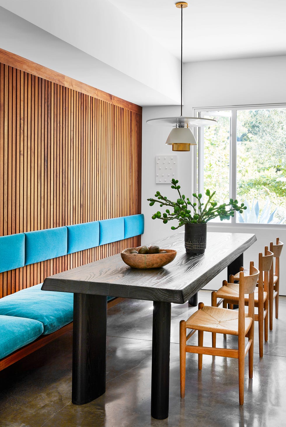 breakfast nook with blue back cushions