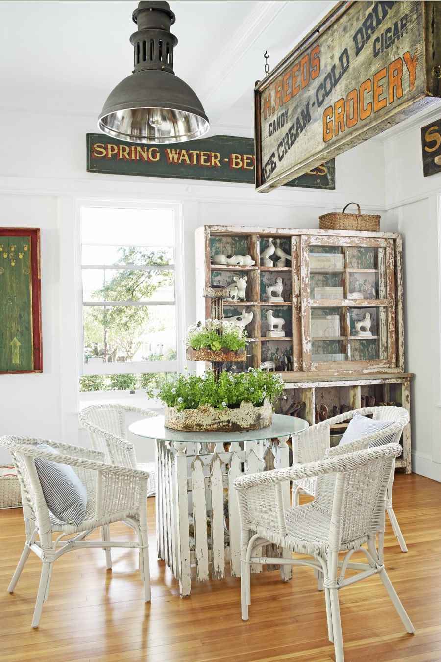 https://hips.hearstapps.com/hmg-prod/images/breakfast-nook-ideas-upcycled-table-1580938071.jpg?crop=0.862895493767977xw:1xh;center,top&resize=980:*