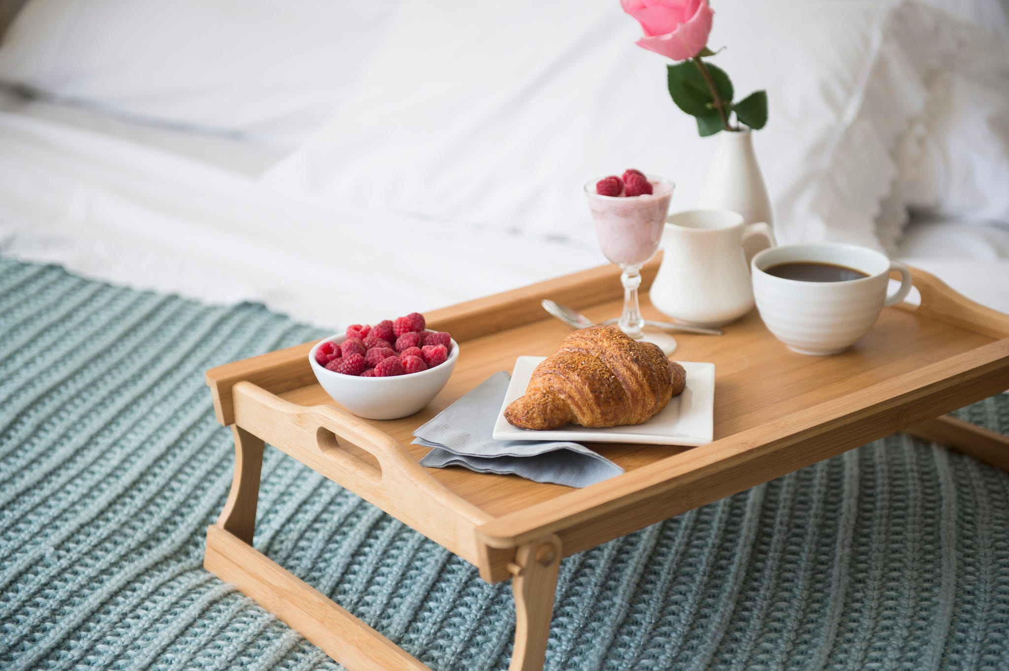 Una bandeja para desayunar en la cama? El lujo que te mereces