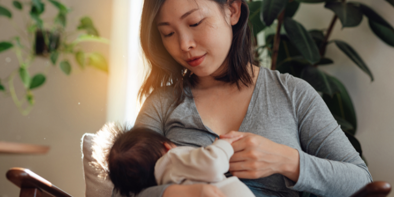 Tips for breastfeeding with large breasts, according to an expert