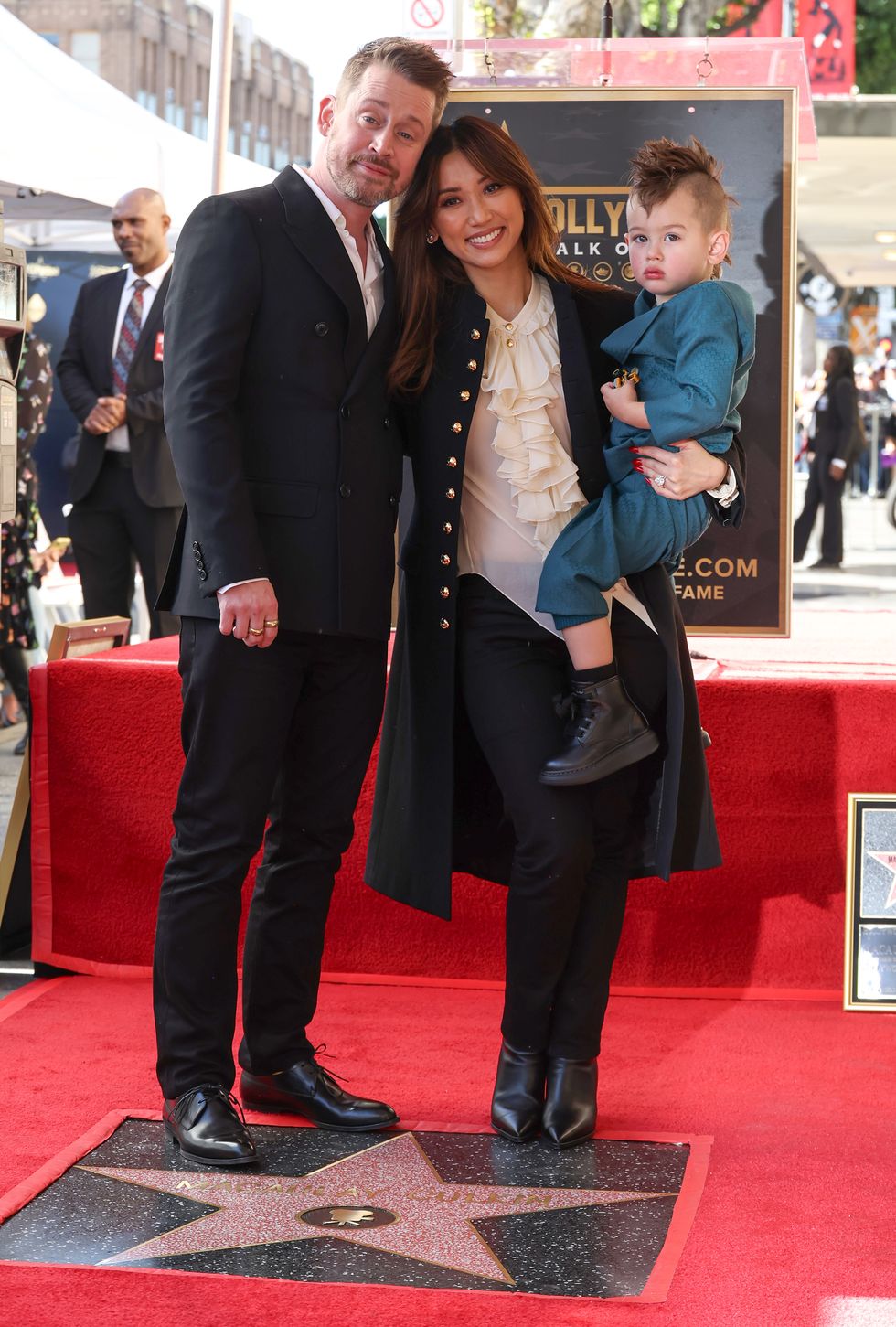 hollywood, california december 01 l r macaulay culkin, brenda song and dakota song culkin attend the ceremony honoring macaulay culkin with a star on the hollywood walk of fame on december 01, 2023 in hollywood, california photo by amy sussmangetty images