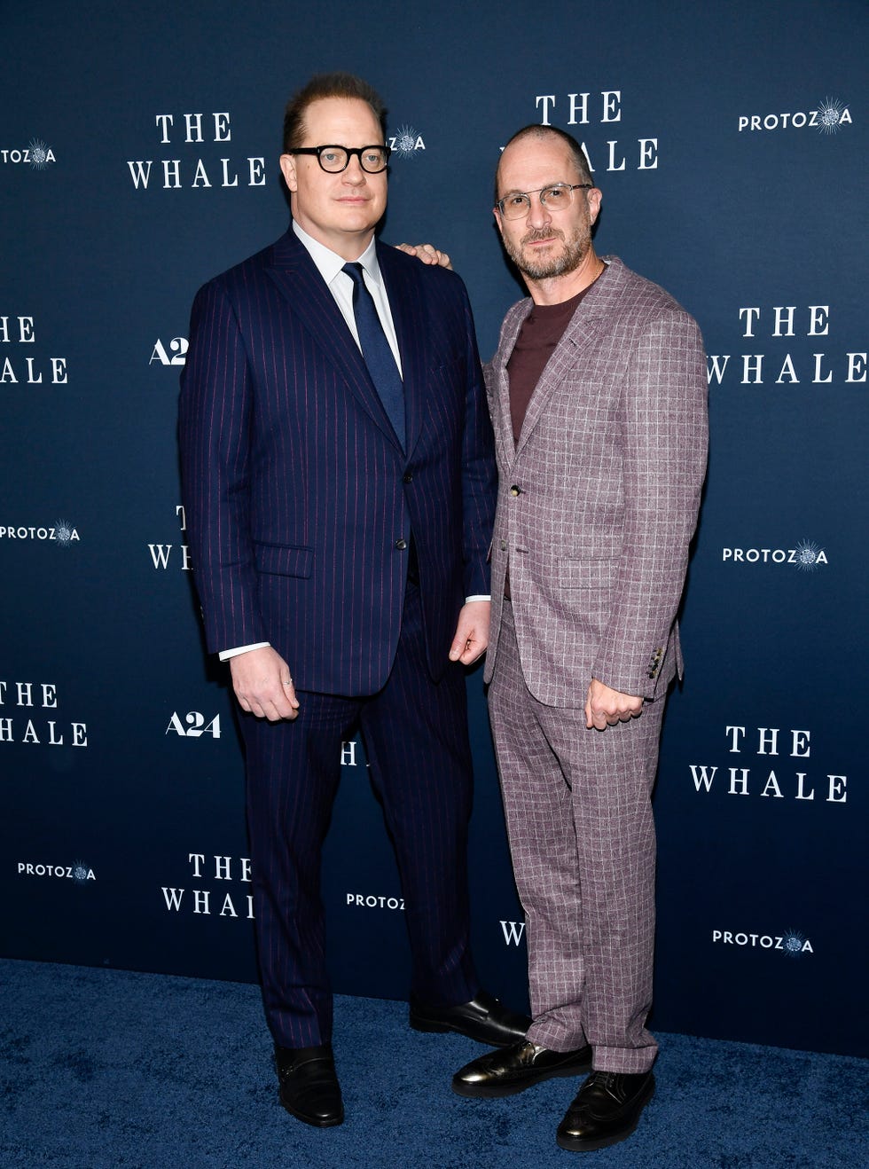 brendan fraser y el director de cine darren aronofsky en el estreno de the whale