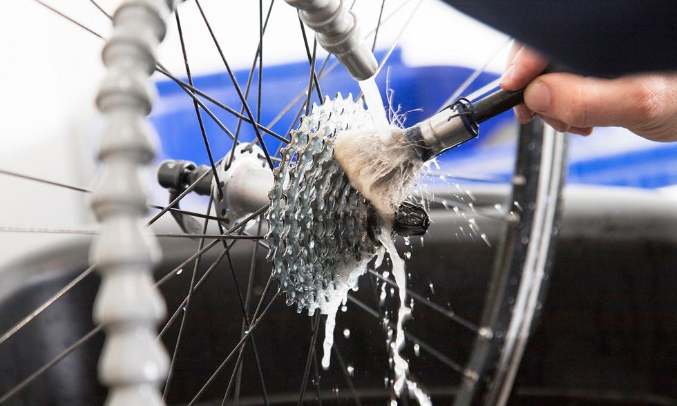 Bicycle wheel, Bicycle part, Spoke, Hand, Bicycle, Metal, Rim, Vehicle, Bicycle tire, Wheel, 