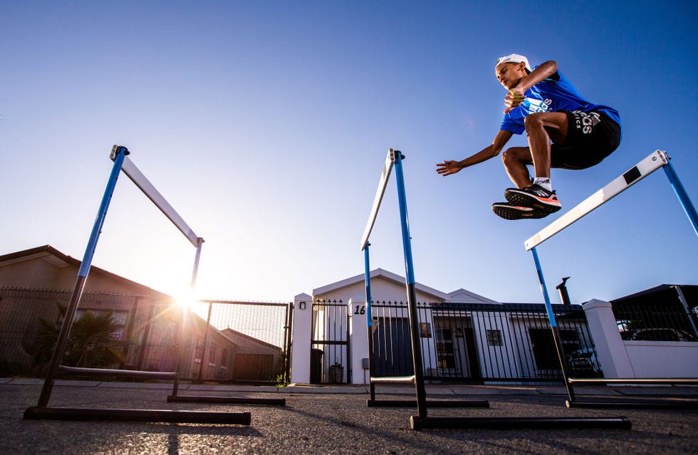 el campeón mundial sub 18 de salto de altura en 2017 breyton poole entrena duro en la calle de strand en cape town sudáfrica