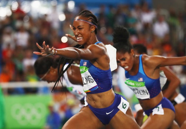 la atleta brianna rollins celebra su triunfo en los 100 metros vallas de los juegos olímpicos de río 2016