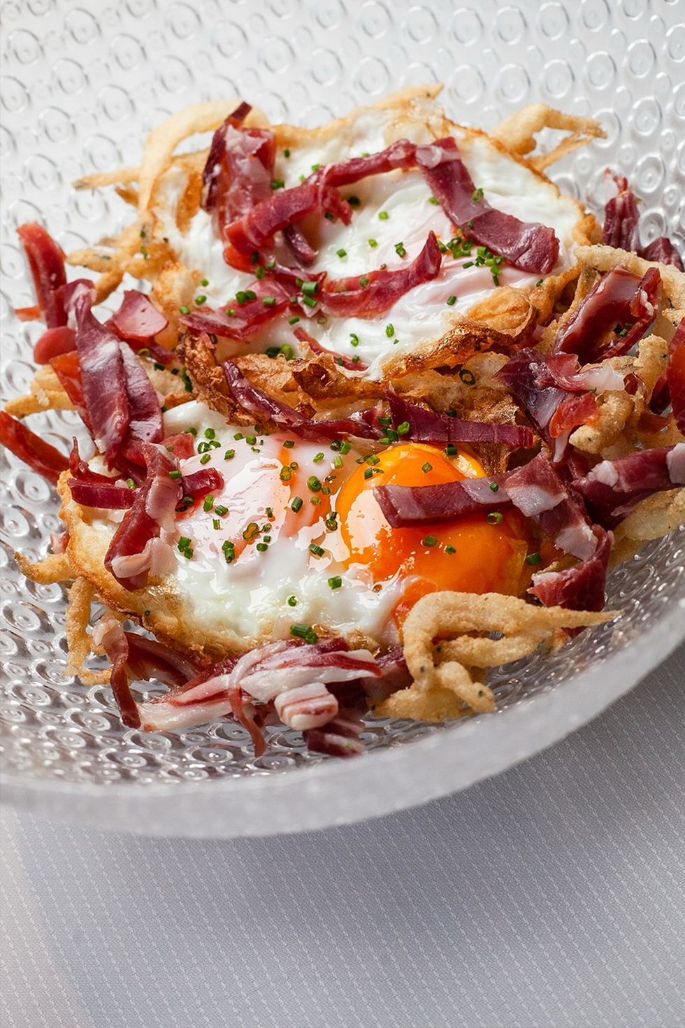 "chanquetes" con huevos fritos y paletilla ibérica, plato del restaurante bribón de madrid