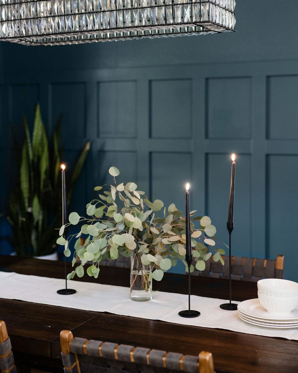 comedor minimalista con candelabros negros