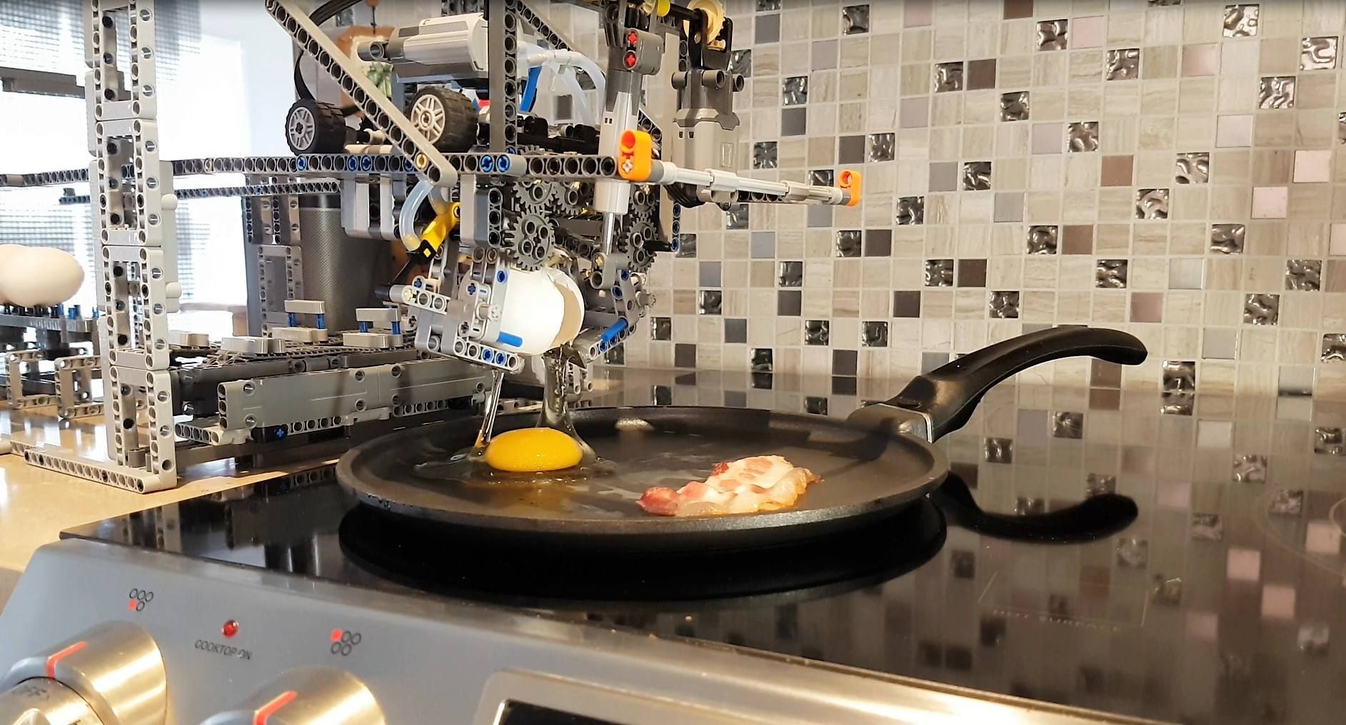 Для сборки робота который готовит блинчики. Робот готовит завтрак.