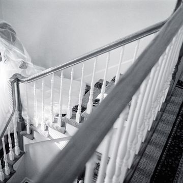 bride descending stairs, elevated view bw