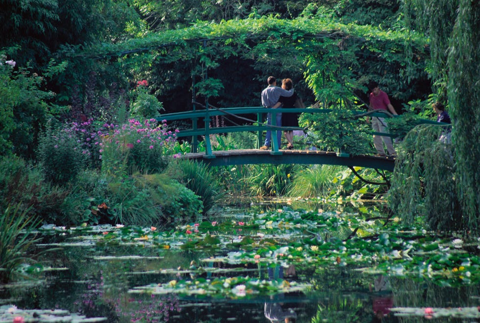 Puente sobre el estanque en el jardín de Monet