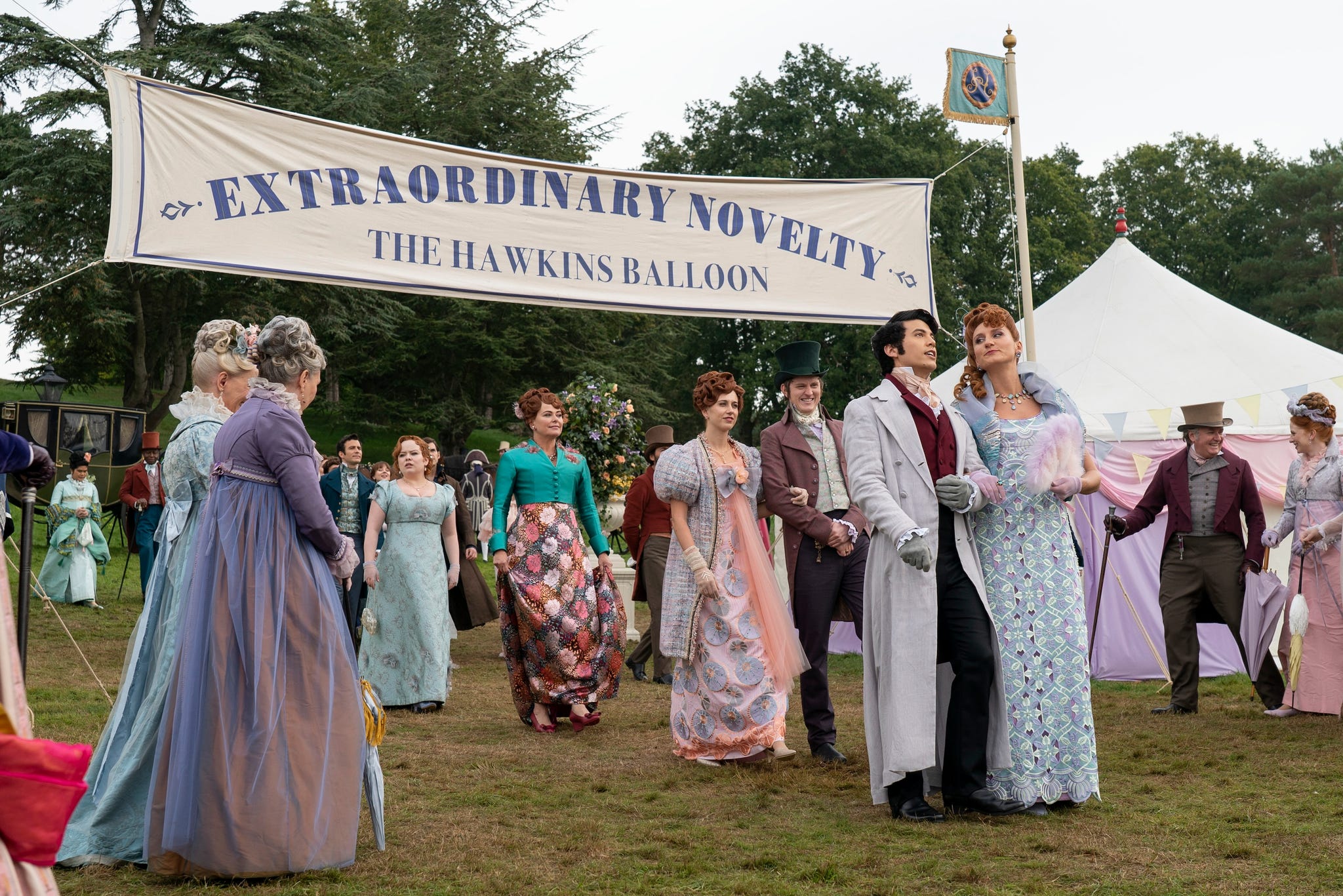 bridgerton l to r luke thompson as benedict bridgerton, nicola coughlan as penelope featherington, polly walker as lady portia featherington, harriet cains as philipa featherington, lorn macdonald as albion finch, james phoon as harry dankworth, bessie carter as prudence featherington in episode 303 of bridgerton cr liam danielnetflix © 2024