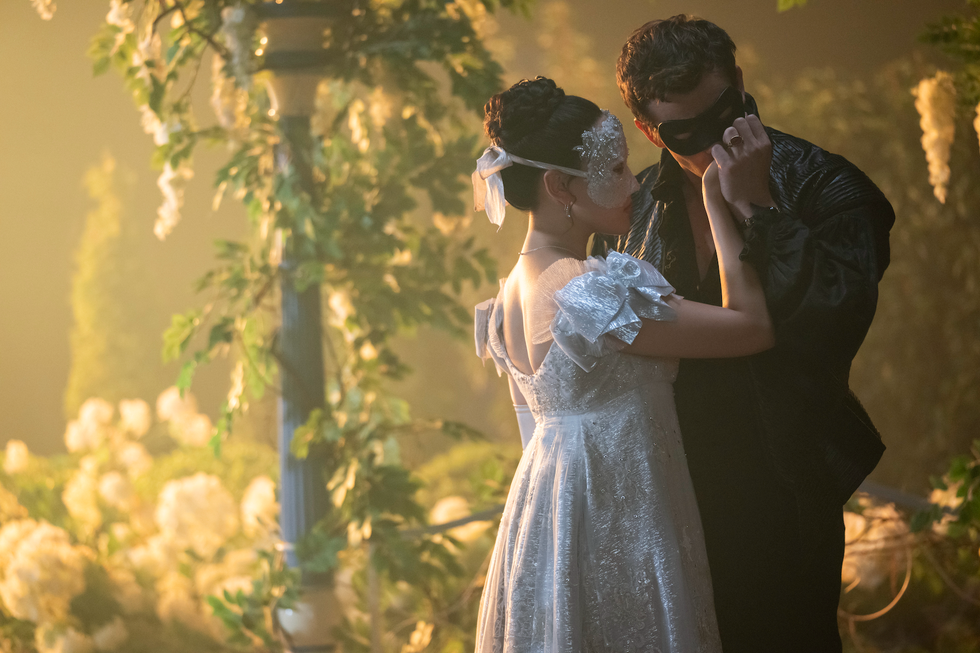 Yerin Ha als Sophie Beckett, Luke Thompson als Benedict Bridgerton in Episode 401 von Bridgerton