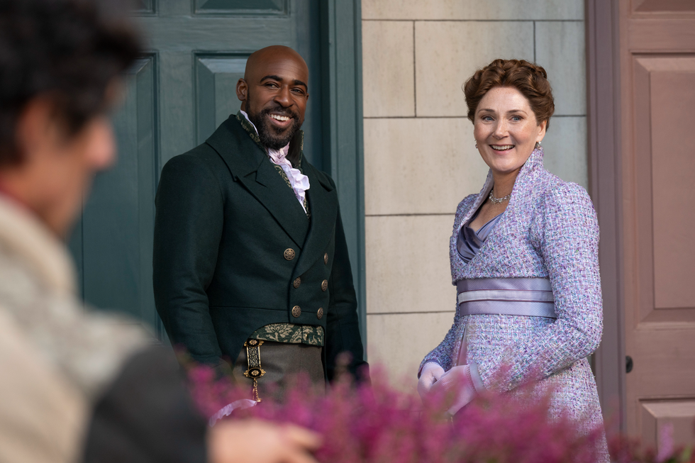 Daniel Francis als Lord Anderson, Ruth Gemmell als Lady Violet Bridgerton in Episode 402 von Bridgerton