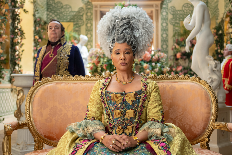 Hugh Sachs als Brimsley, Golda Rosheuvel als Königin Charlotte in Folge 403 von Bridgerton