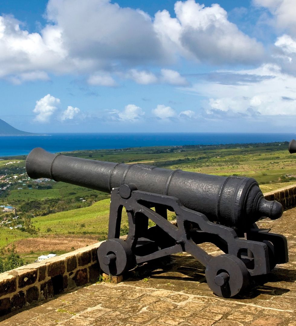 In de hoogtijdagen van de piraterij werd op het eiland Saint Kitts begonnen met de bouw van fort Brimstone Hill met het doel de Britse kolonie te beschermen tegen aanvallen van zowel boekaniers als Franse oorlogsschepen