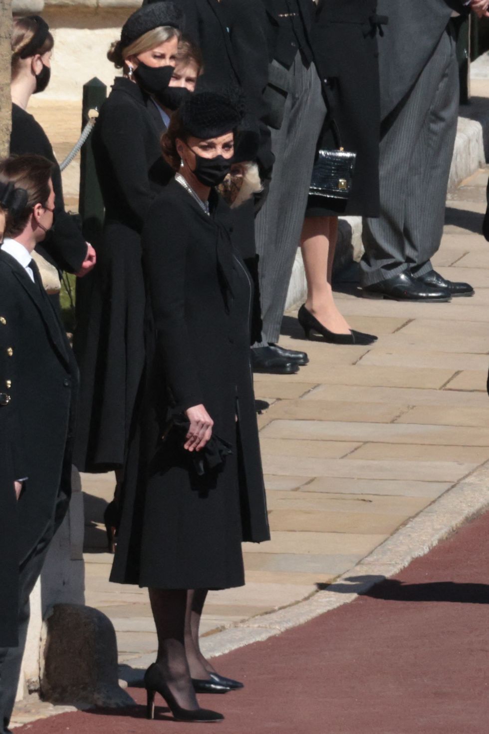 Кейт миддлтон нет в живых. Kate Middleton на похоронах Филиппа. Кейт Миддлтон на похоронах Филиппа пальто. Кэтрин Кембриджская на похоронах принца Филиппа. Герцогиня Кэтрин на похоронах.