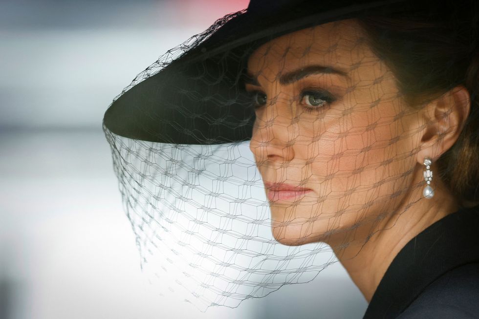 凱特王妃在女王葬禮上戴珍珠項鍊的小故事？不僅致敬黛妃，還藏有對英國女王伊莉莎白二世的思念！