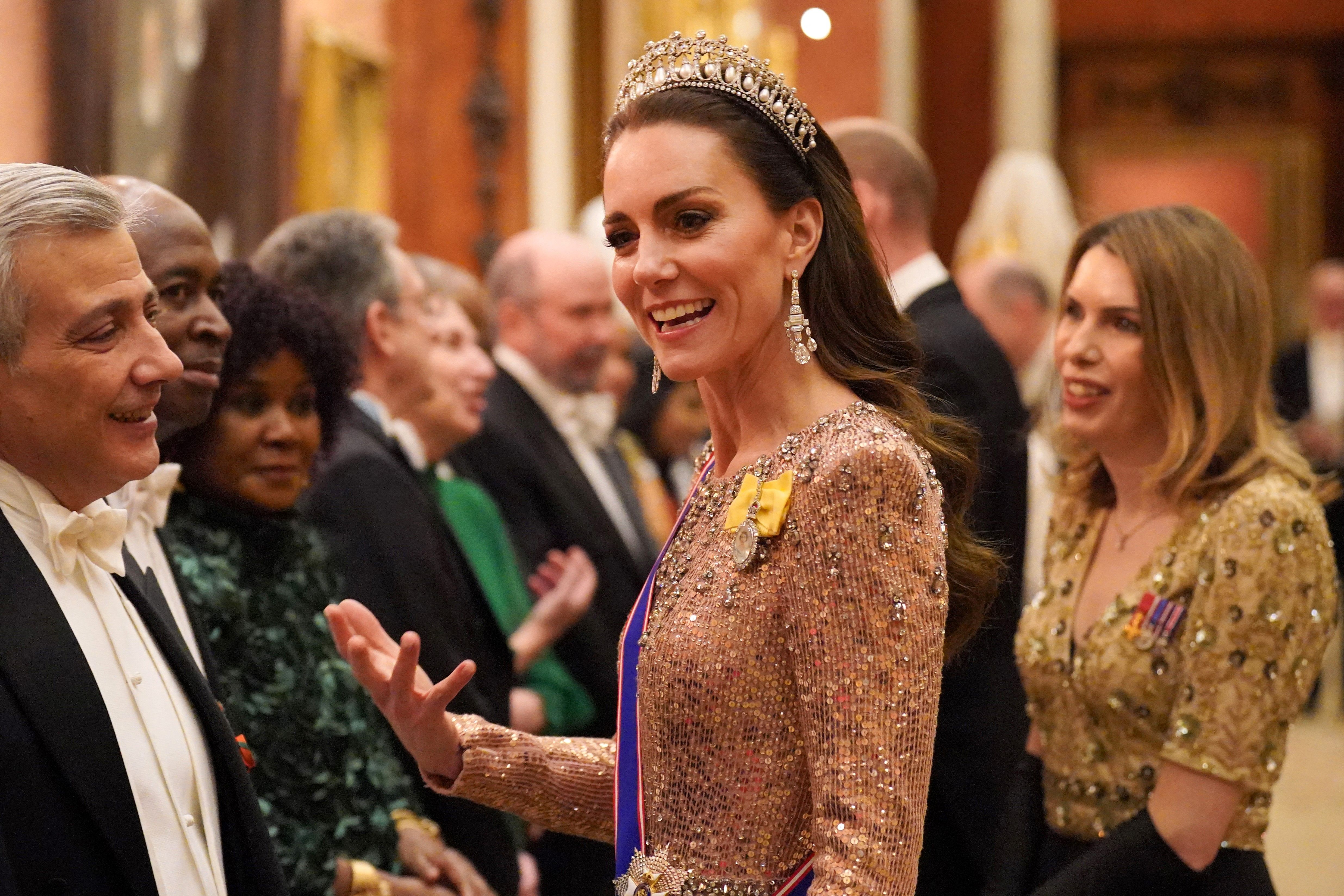 L'abito lungo di Kate Middleton look da Regina futura