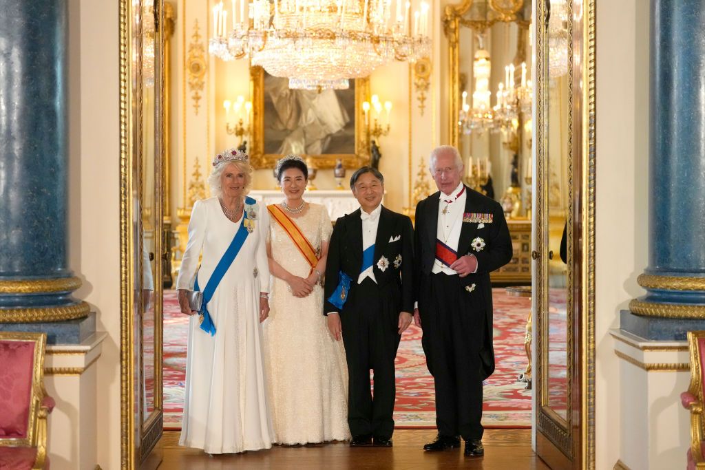 天皇皇后両陛下が英国を公式訪問、チャールズ国王夫妻主催の歓迎式典&晩さん会のベストショット｜ハーパーズ バザー（Harper's BAZAAR）公式