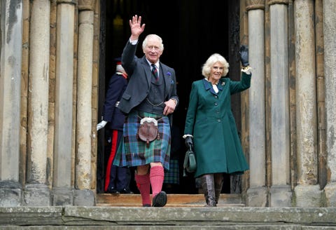 Król Karol III, ubrany w kilt i fala brytyjskiej królowej małżonki Camilli, gdy idą na spotkanie z członkami społeczeństwa po wyjściu z opactwa Dunfermline w Dunfermline w południowo-wschodniej Szkocji
