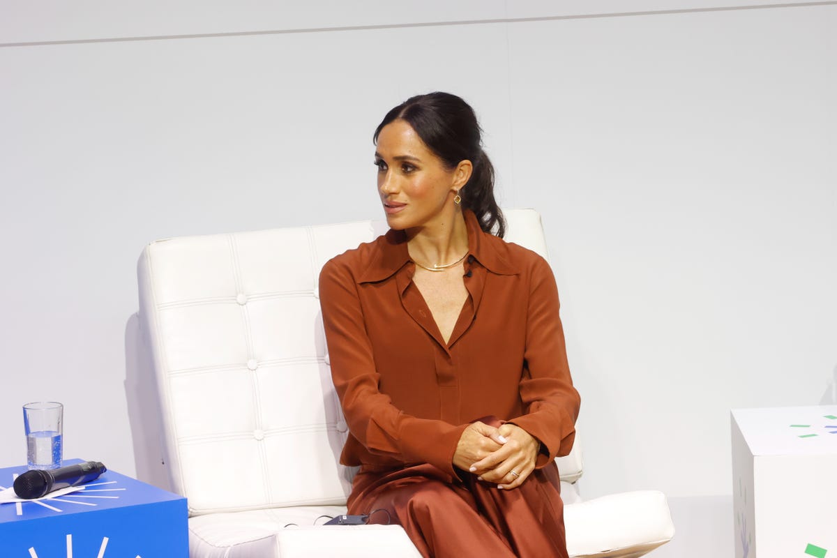 Meghan Markle laat in Colombia zien hoe je tonsurton draagt