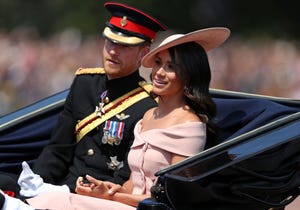 prins harry en meghan markle in koets tijdens trooping the colour