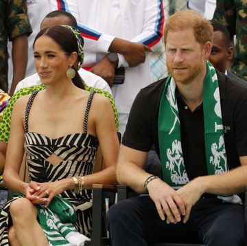 prins harry en meghan markle tijdens bezoek aan nigeria