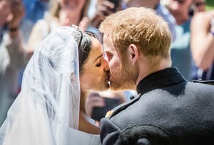 meghan markle and prince harry kissing during their royal wedding