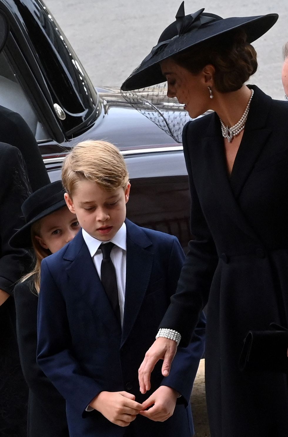 kate wears queen pearl jewellery for funeral
