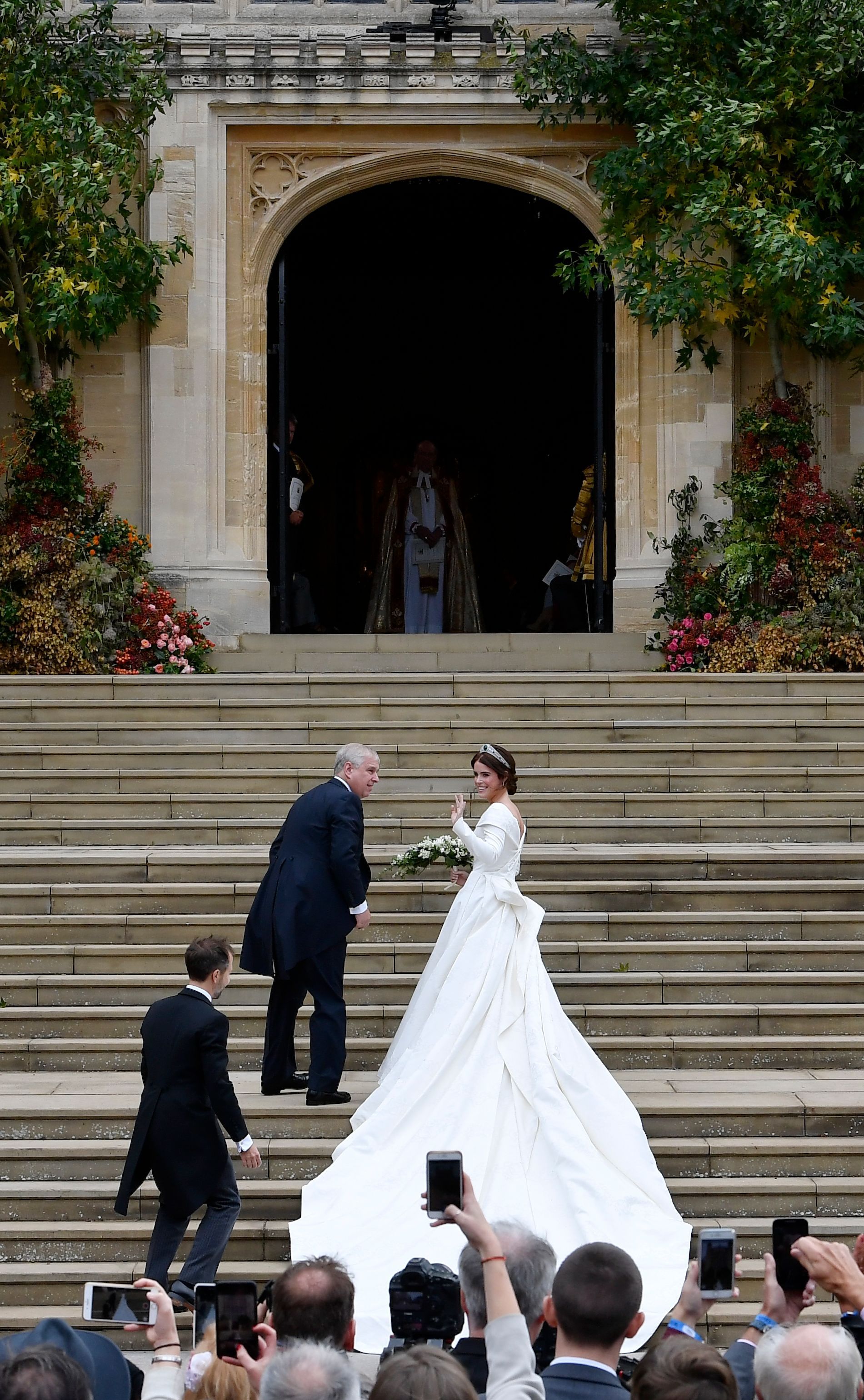 Princess eugenie wedding dress designer best sale