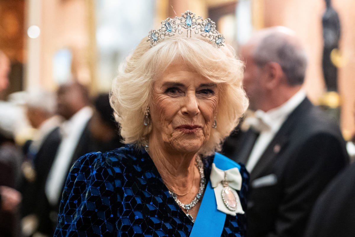 La reina Camilla recupera la espectacular tiara de aguamarinas que ya llevó  Isabel II en 1970