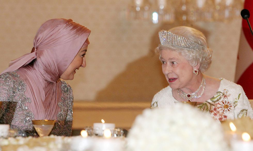 Britain's Queen Elizabeth (R) and Turkis