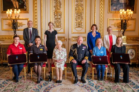 queen elizabeth prince charles and representatives of national health service pose with the george cross medals