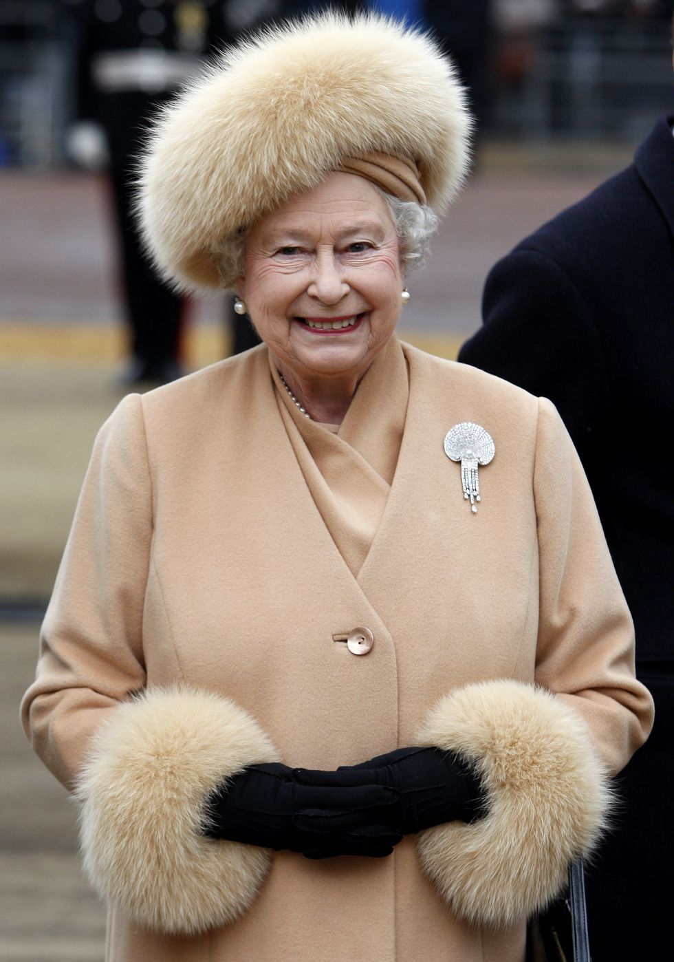 the queen unveils the new statue of queen elizabeth, the queen mother