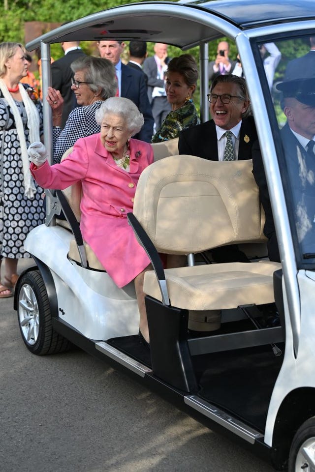 See Queen Elizabeth's Bright Pink Ensemble at Chelsea Flower Show