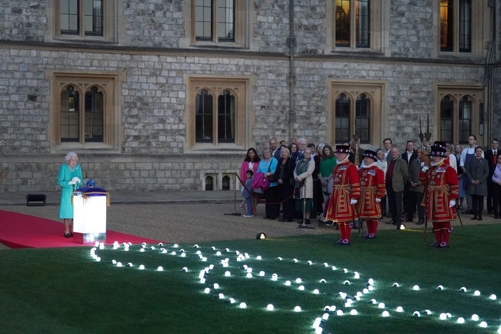 queen elizabeth ii platinum jubilee 2022  queen elizabeth ii lights the windsor castle beacon
