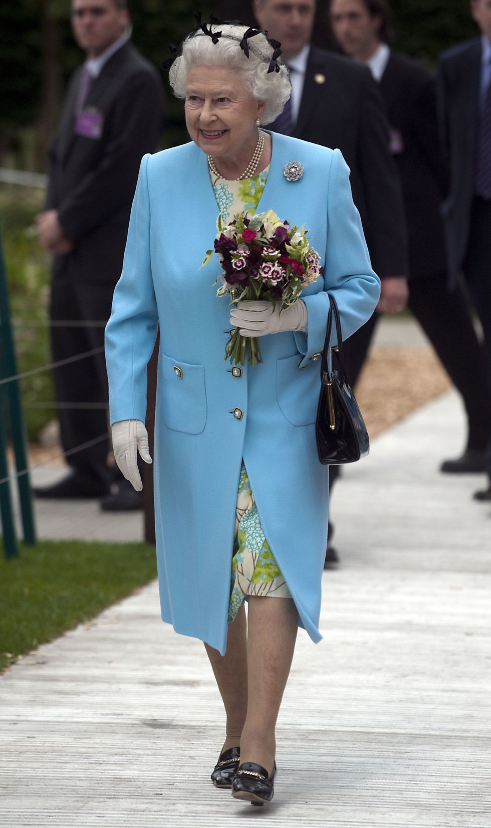 See Queen Elizabeth's Bright Pink Ensemble at Chelsea Flower Show